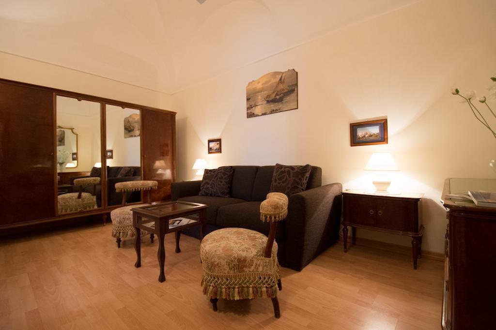 Il Giglio Rosso Apartment เนเปิลส์ ห้อง รูปภาพ