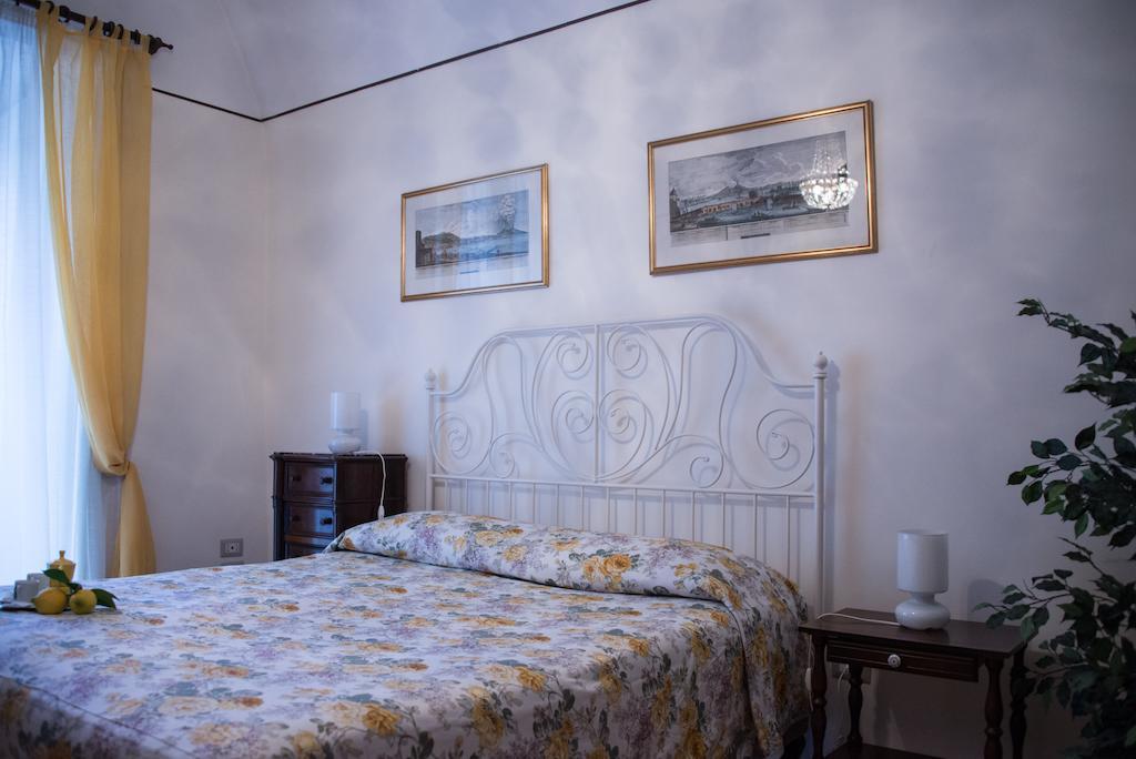 Il Giglio Rosso Apartment เนเปิลส์ ห้อง รูปภาพ